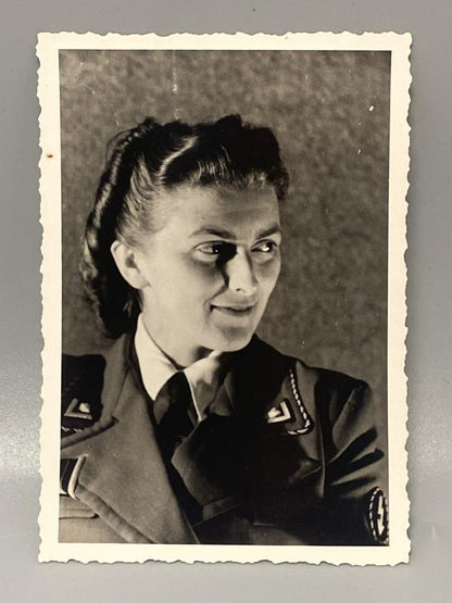 WWII German Army Helferin Portrait Photograph – Heer Female Auxiliary, Studio Photo