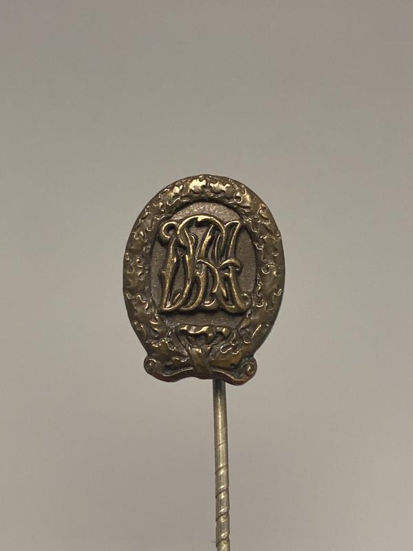Pre-War DRA Bronze Sports Badge Stick Pin – L. Chr. Lauer, Nürnberg